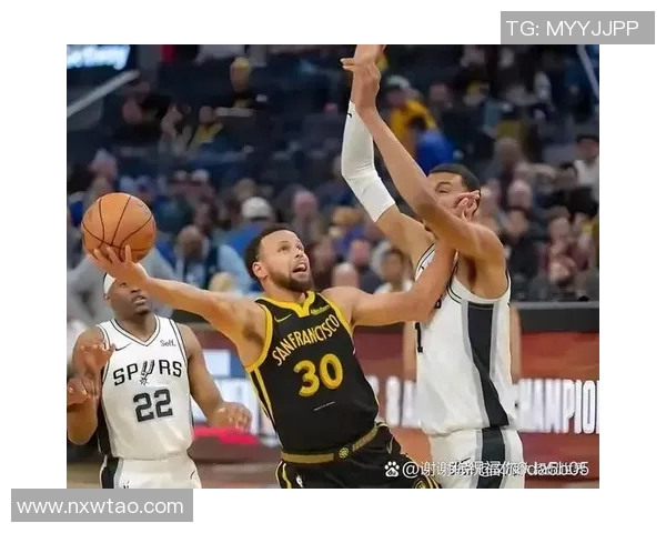 勇士与马刺首场对决精彩回顾球星表现与战术分析一览