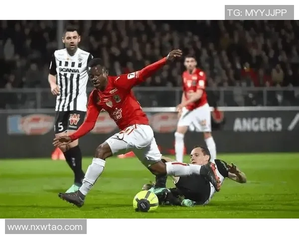 布雷斯特主场迎战里昂双方争夺法甲积分榜关键战役